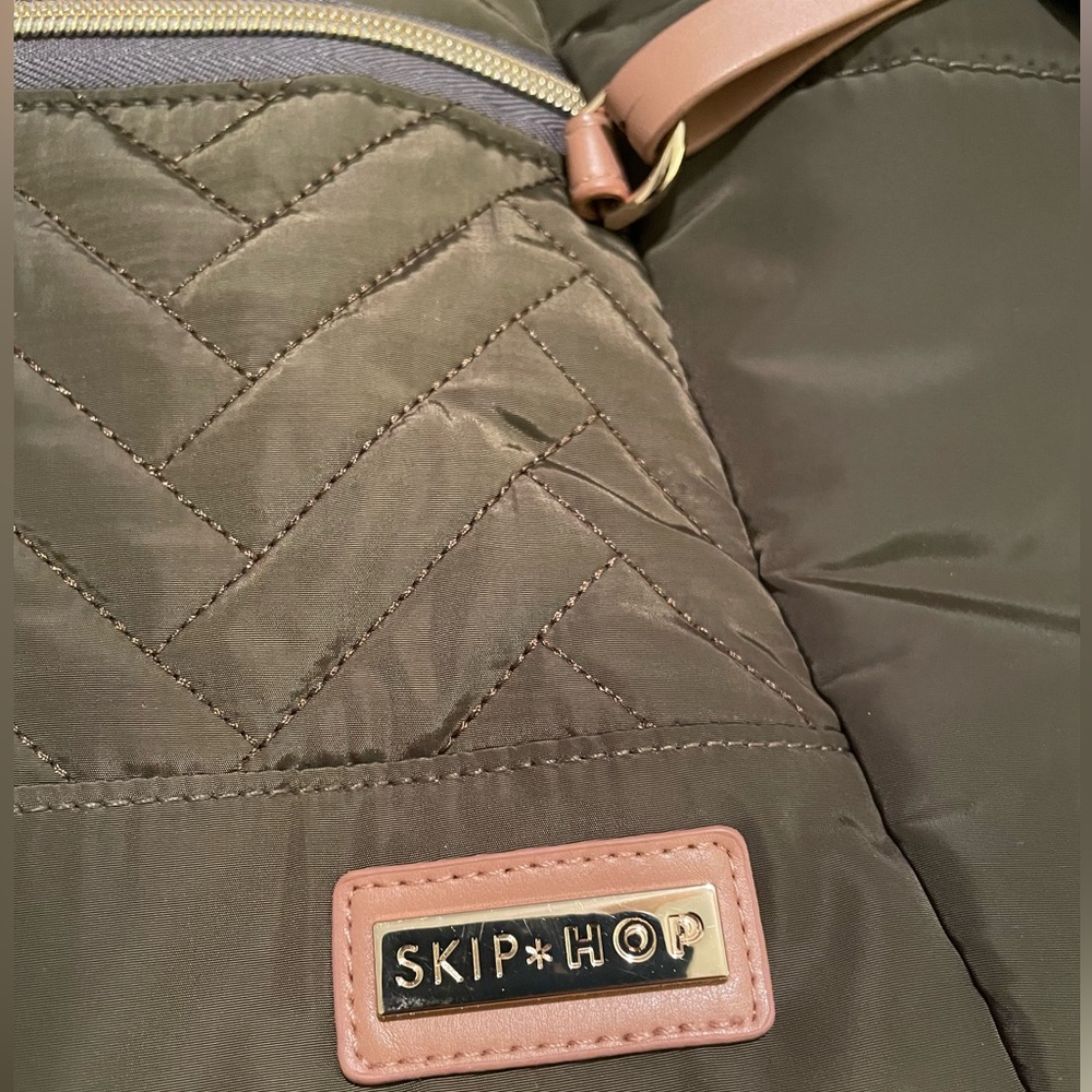 Suite by skip hop diaper bag smaller purse/wallet, paci pouch shoulder bag green - Picture 5 of 15